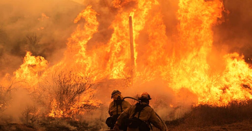 Canyon Fire Forces Thousands to Evacuate North of Los Angeles-thumbnail
