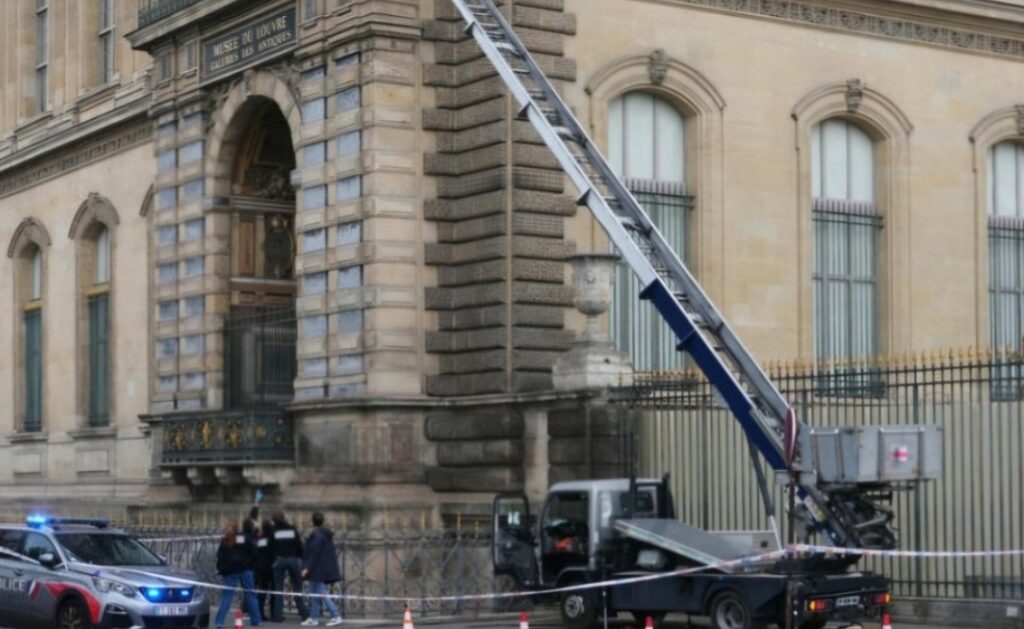 Louvre Closes After Daring Jewel Heist Steals Priceless Napoleonic Treasures-thumbnail