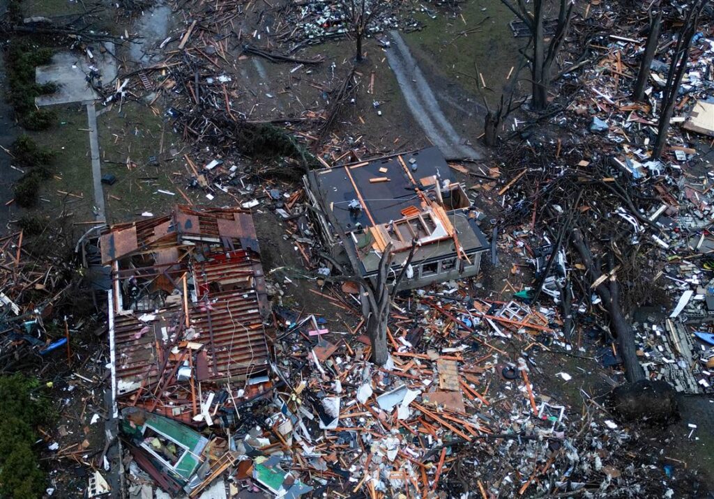 Illinois and Indiana tornado storms destroy homes-thumbnail