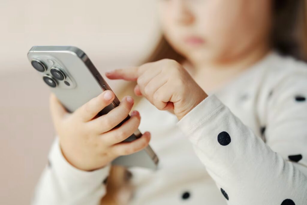 Surgeon General Warns About Harmful Screen Time for Kids-thumbnail