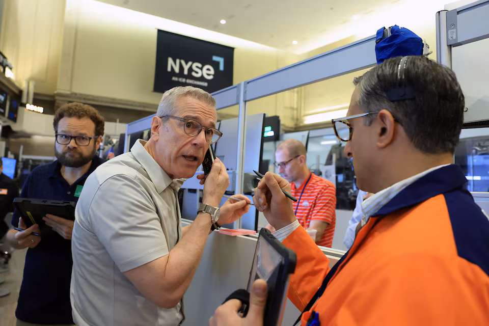 S&P 500 and Nasdaq Slip as Tech Stocks Weigh on Markets-thumbnail