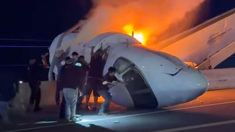 One Dead After Private Jet Crashes on Texas Highway in Laredo-thumbnail